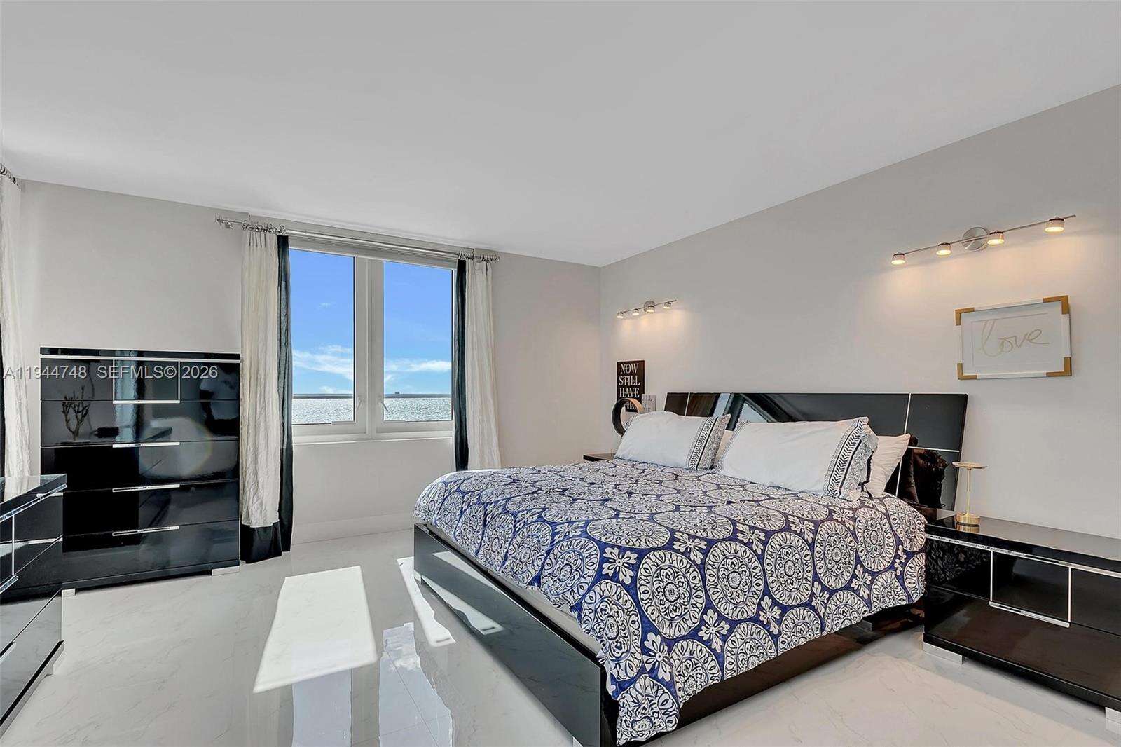 Roney Palace Unit #810 | Picture 17