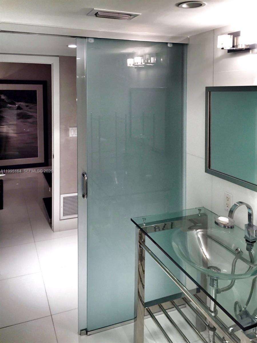 Roney Palace Unit #1507 | Picture 17