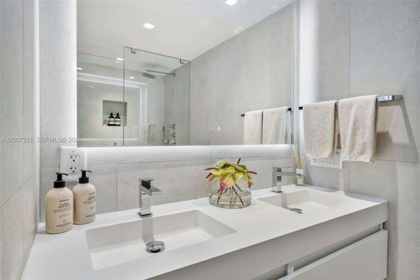 Roney Palace Unit #902 | Picture 14