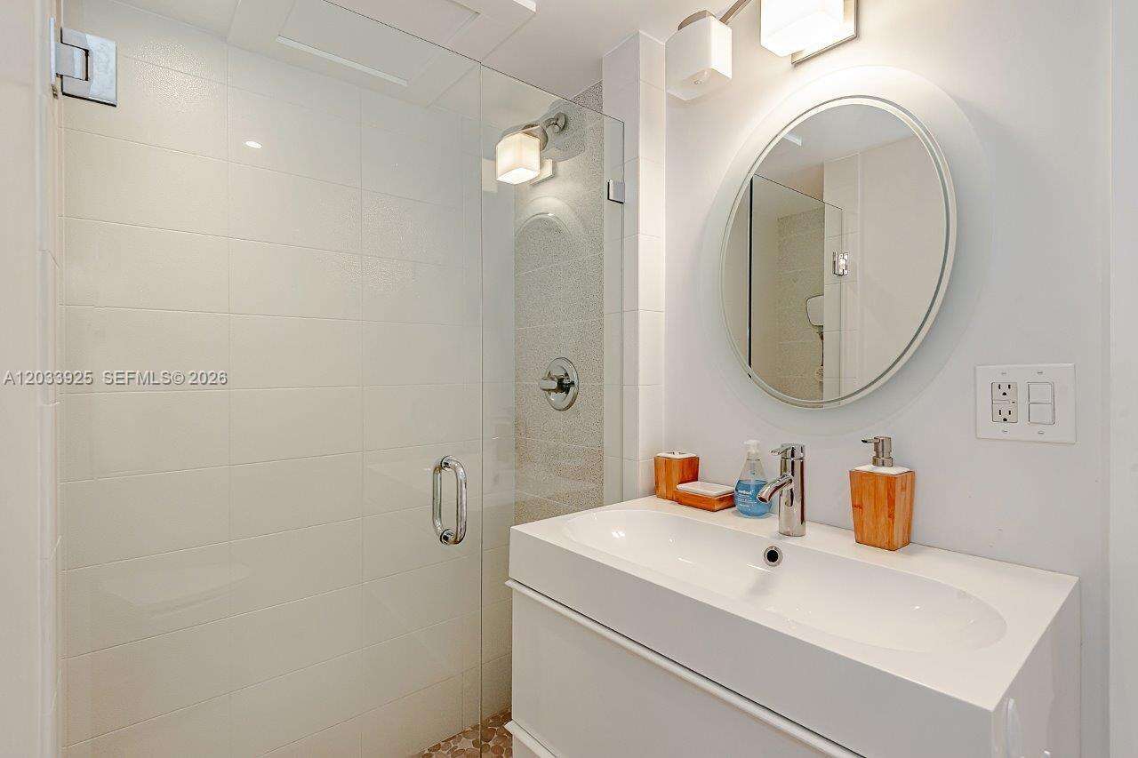 Roney Palace Unit #1416 | Picture 24