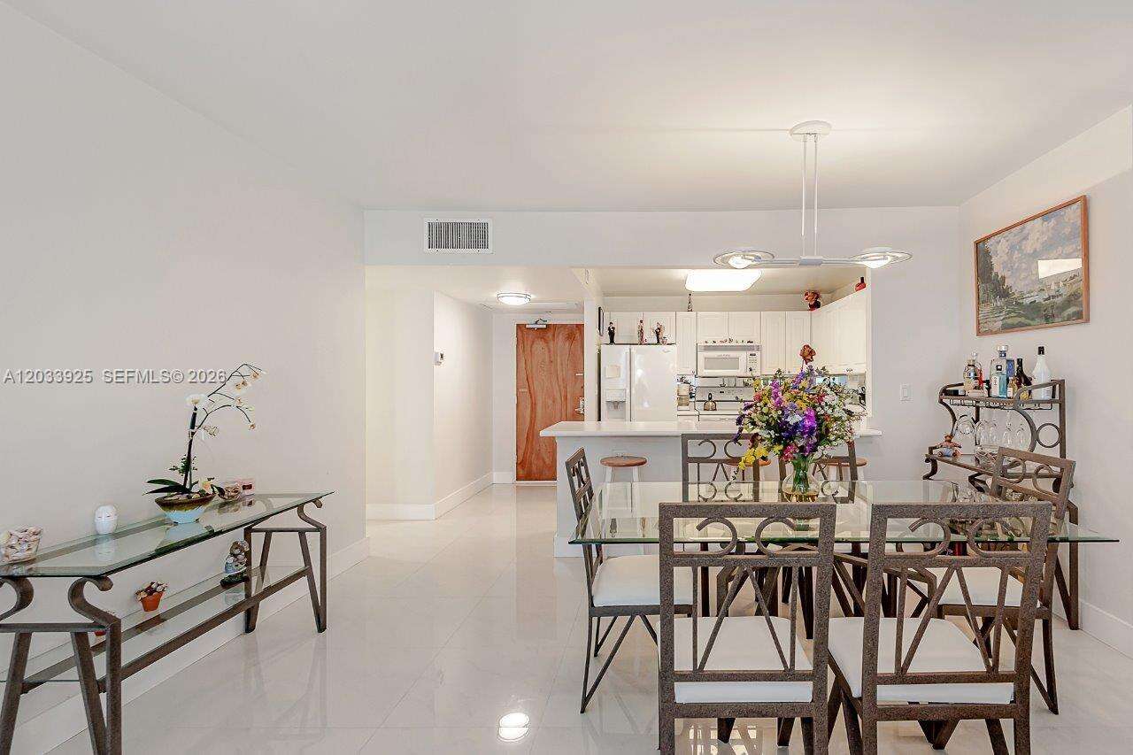 Roney Palace Unit #1416 | Picture 9