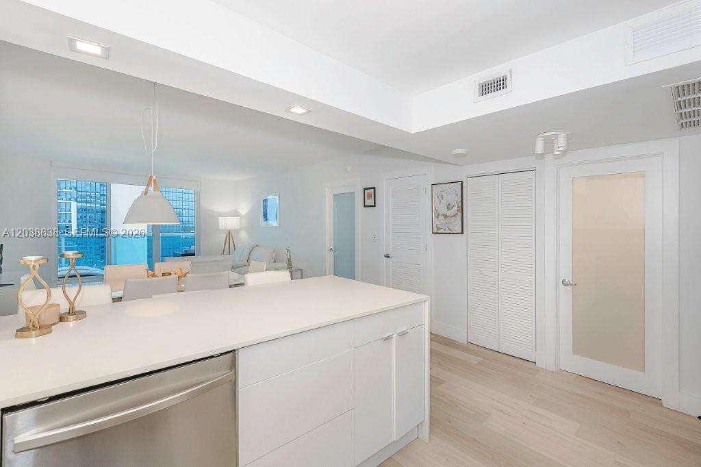 Roney Palace Unit #1505 | Picture 14