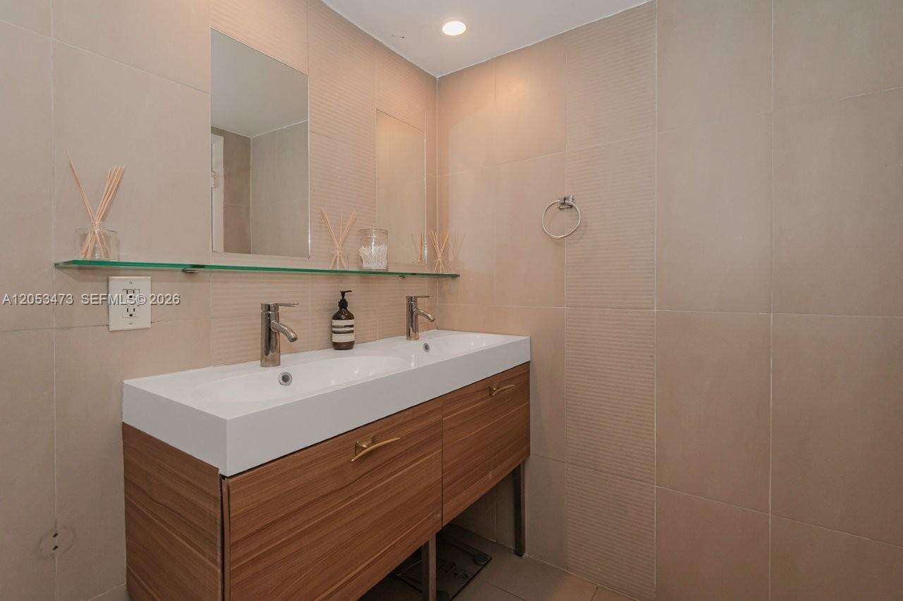 Roney Palace Unit #541 | Picture 26