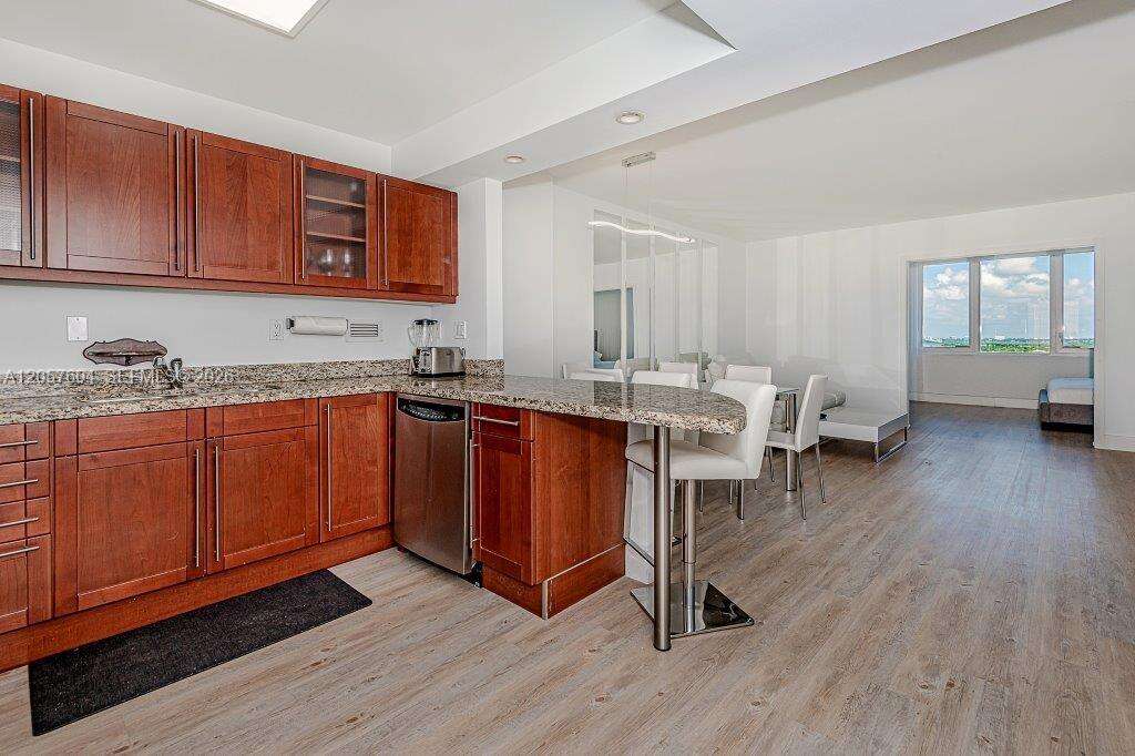 Roney Palace Unit #1528 | Picture 14