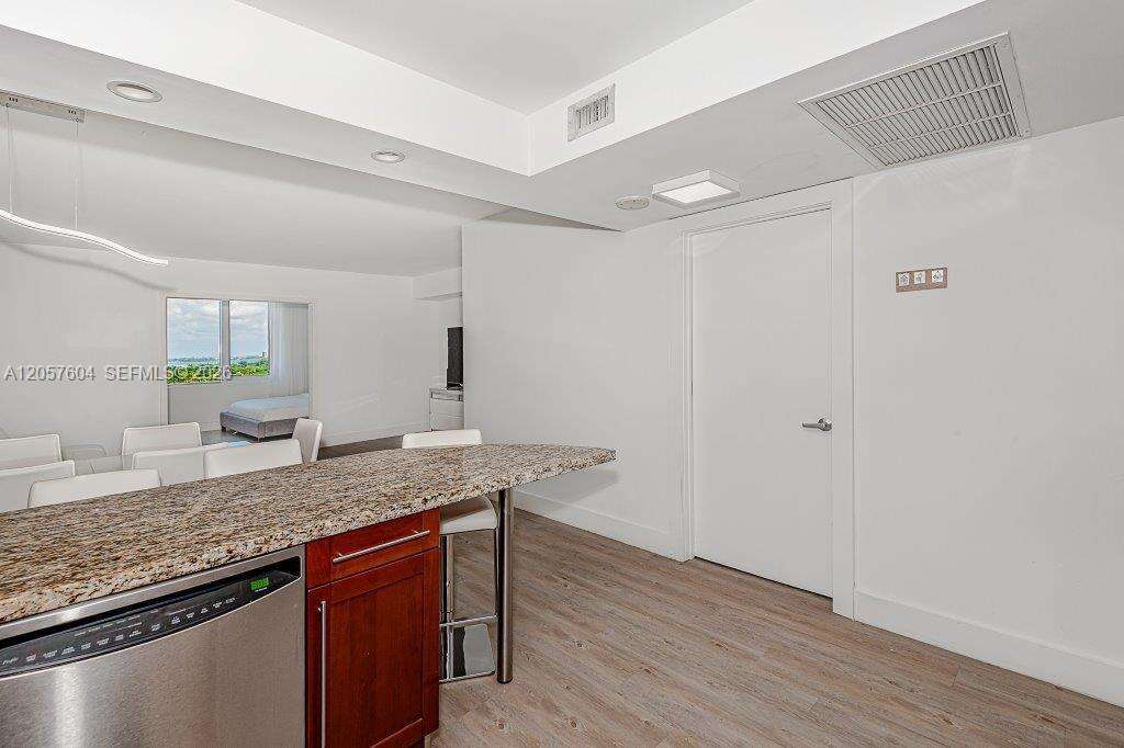 Roney Palace Unit #1528 | Picture 15