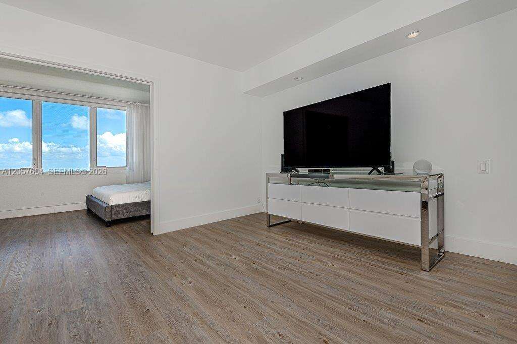 Roney Palace Unit #1528 | Picture 4