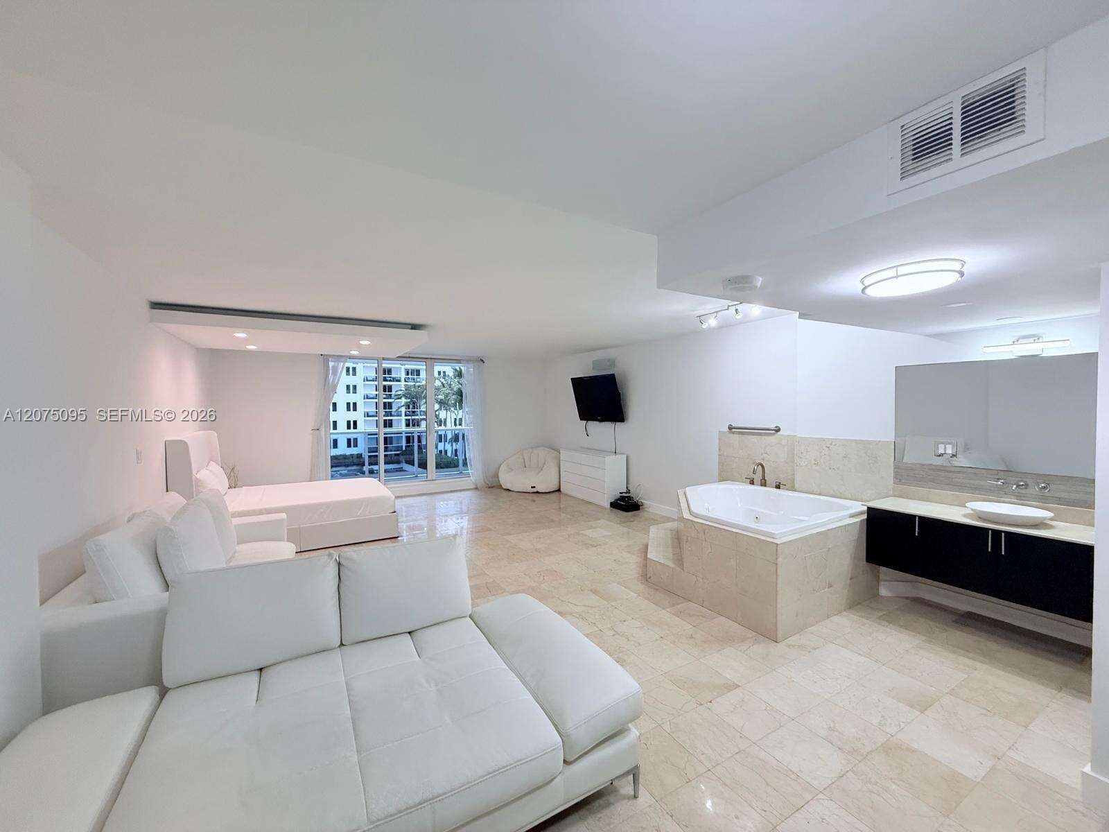 Roney Palace Unit #621 | Picture 3