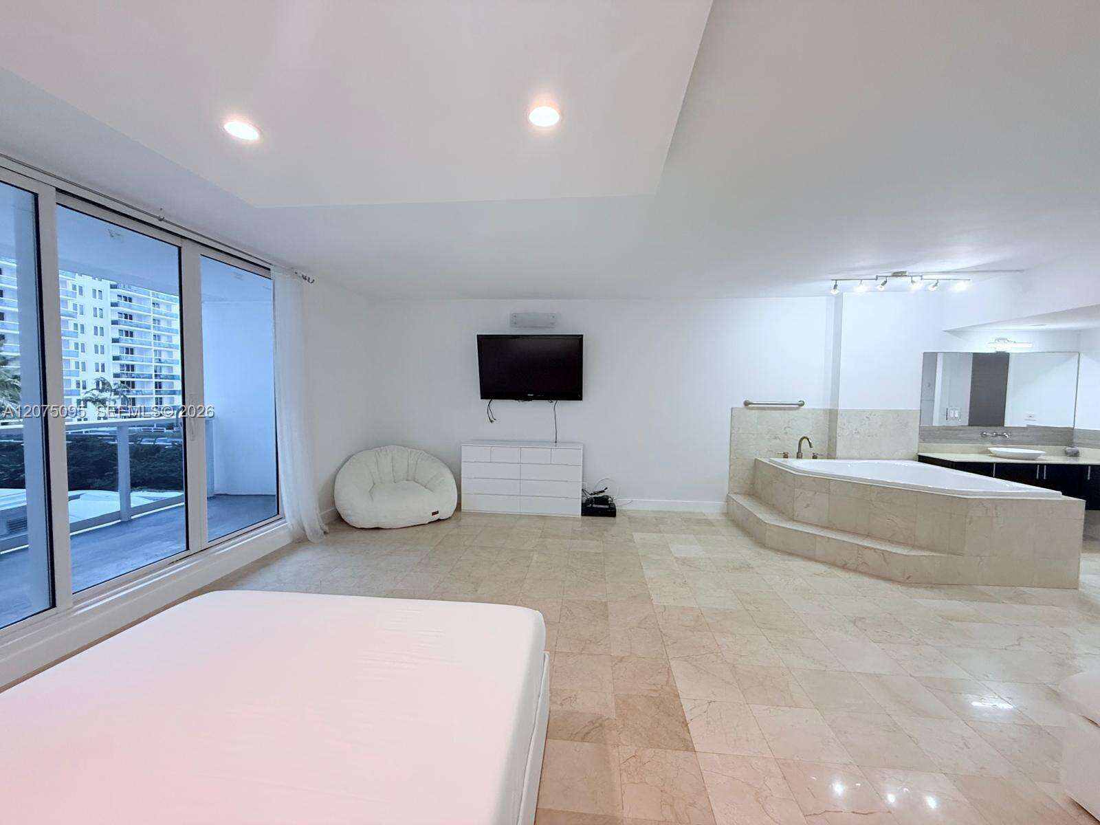 Roney Palace Unit #621 | Picture 10