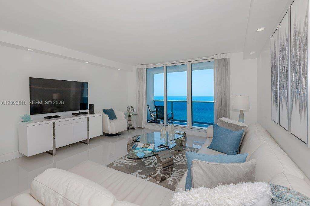 Roney Palace Unit #1424 | Picture 4