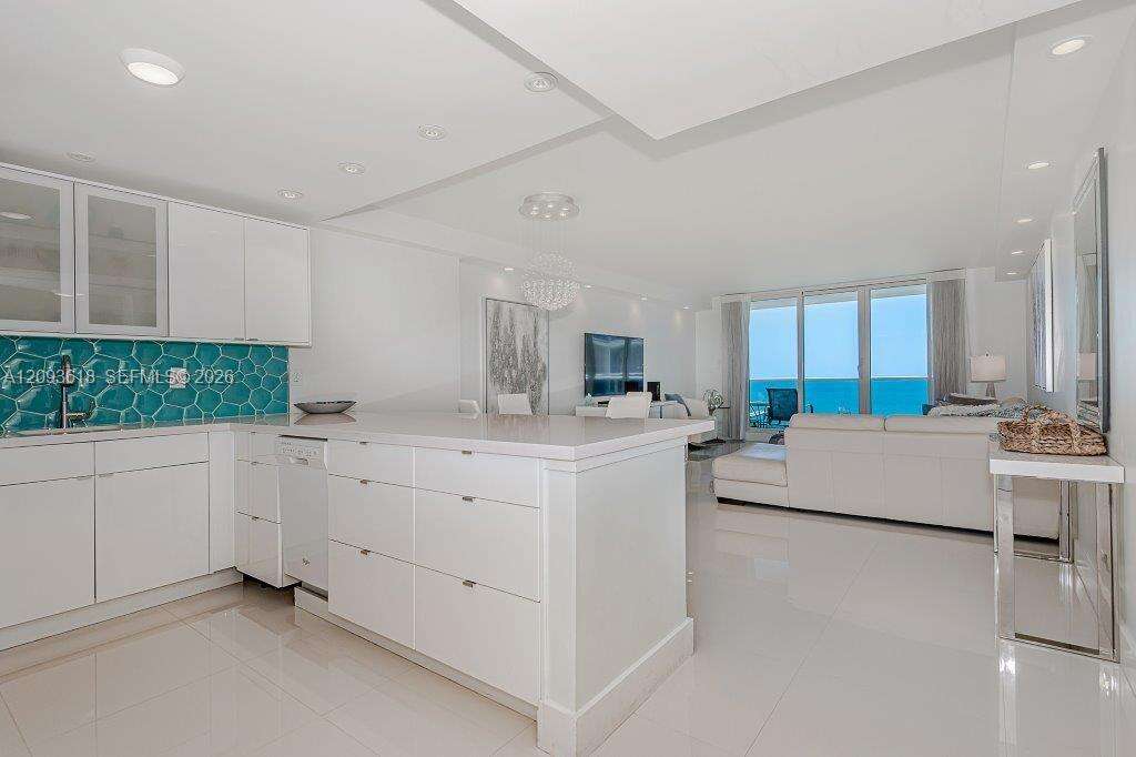 Roney Palace Unit #1424 | Picture 6
