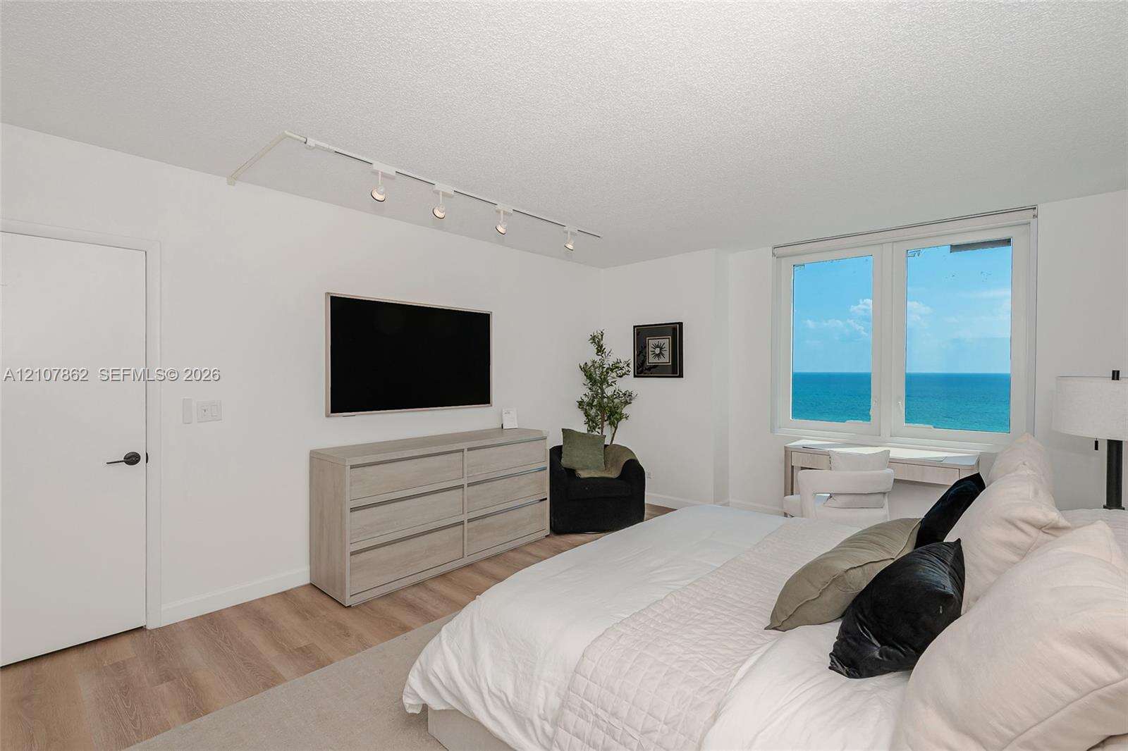 Roney Palace Unit #1038 | Picture 3