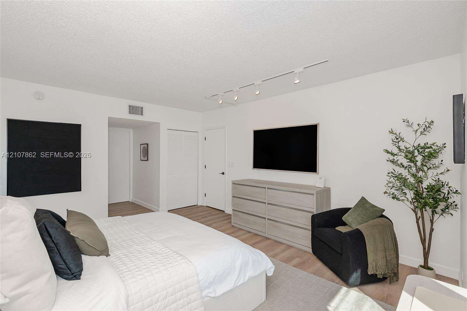 Roney Palace Unit #1038 | Picture 5