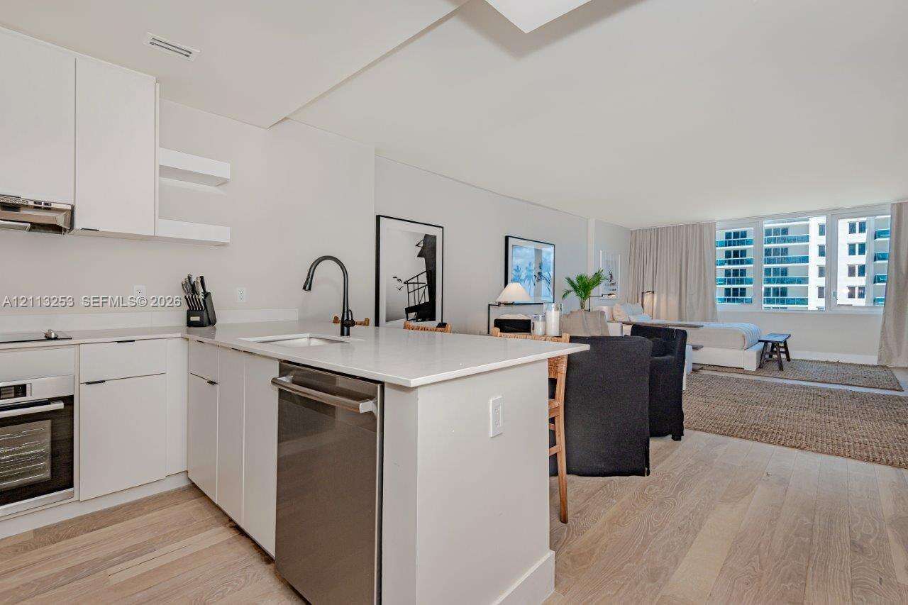 Roney Palace Unit #914 | Picture 11